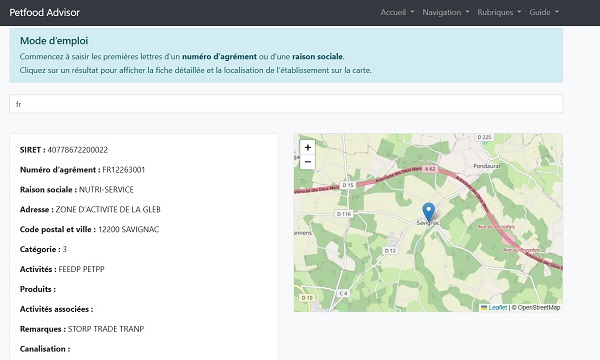Lecture des informations nutritionnelles sur un paquet de croquettes