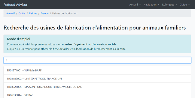 Lecture des informations nutritionnelles sur un paquet de croquettes